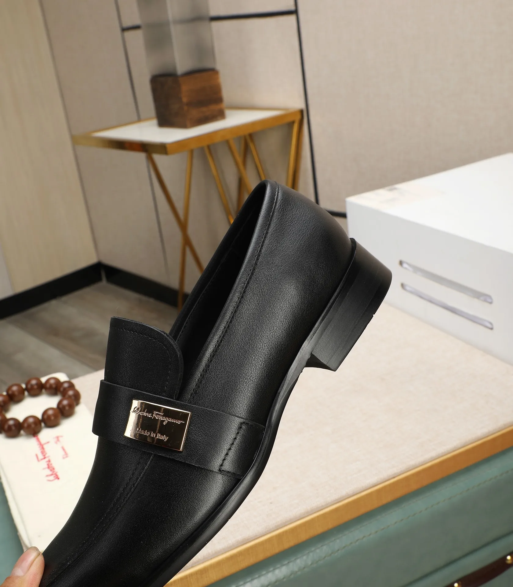 Men's shoes 💰540📛📛(water-dyed cowhide) Salvatore Ferragamo high-end (Salvatore Ferragamo) is the world's top luxury footwear brand. It comes from the fashion kingdom of Italy and is famous all over the world for its traditional handmade design and novel styles...🚶🏻🚶🏻New suit shoes are available simultaneously at the counter. This model is purely handmade. The fabric is imported from Italy's original first-layer cowhide. Soft water-dyed cowhide lining. Original authentic outsole🌀🌀Size: 38➖44 (45 customized)